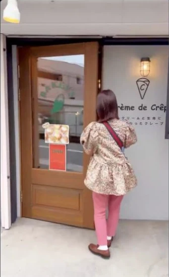 クレープ店と同じ場所にあるBAKEY’Sの入口